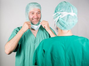 Arzt und Helferin bei der OP-Vorbereitung